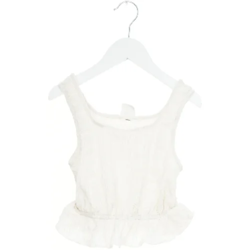 Hvid top med flæser fra Zara (str. 140)