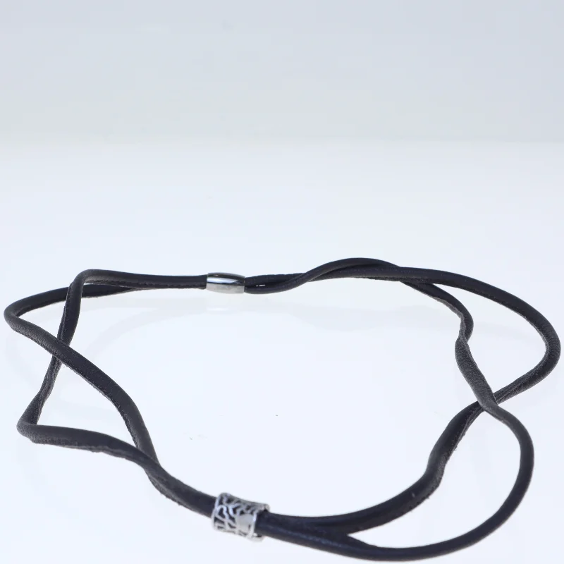 Sort læder armbånd med sølvcharm (str. 60 cm)