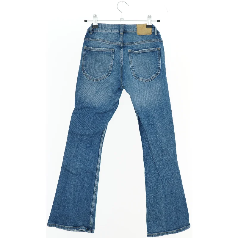 Jeans med knapper fra Zara (str. 152)