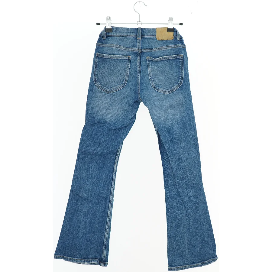 Jeans med knapper fra Zara (str. 152)
