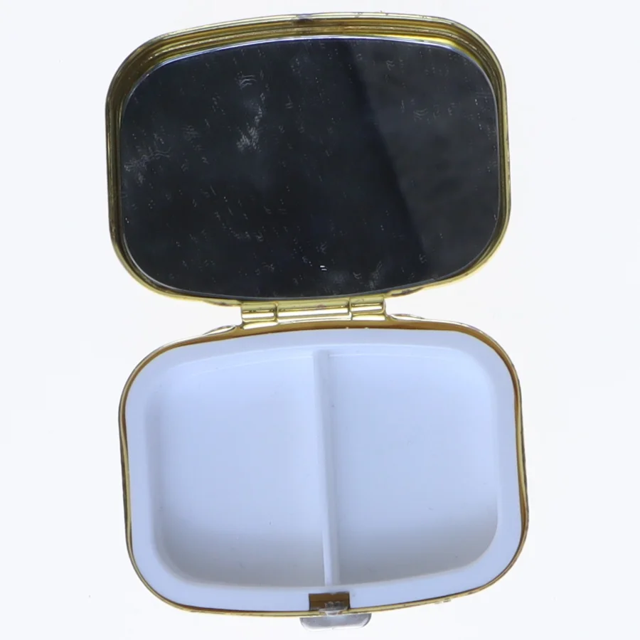 Lille pilleæske med udsmykning (str. 5,5x4,5x1,5 cm)