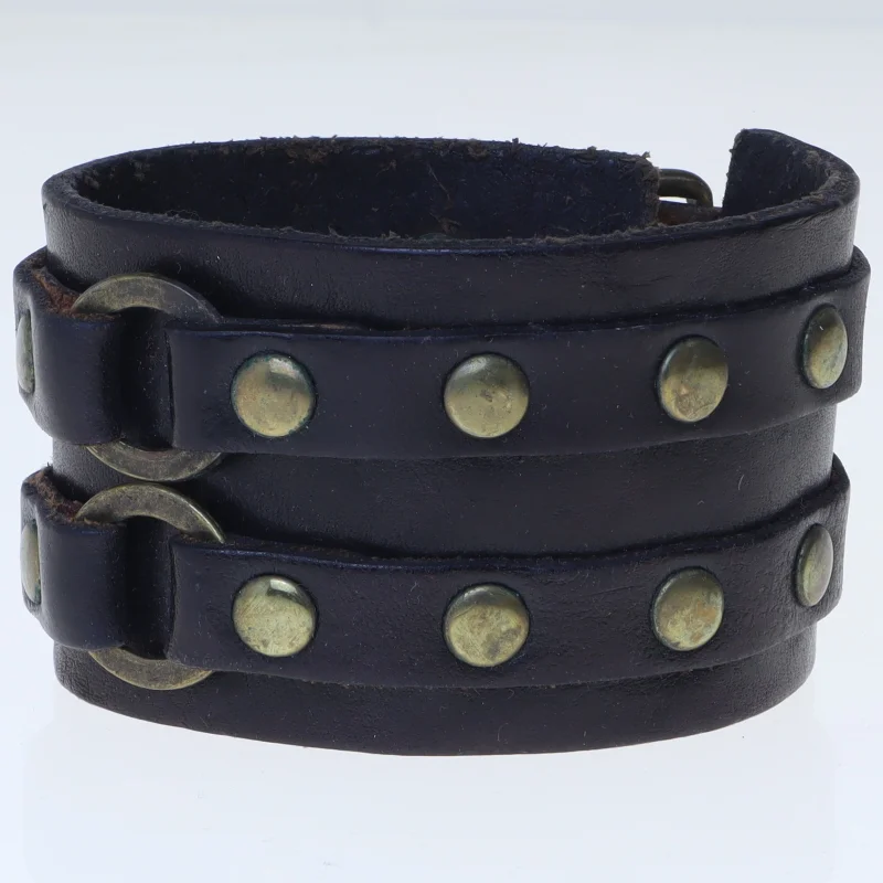 Læderarmbånd med nitter (str. 8 cm)