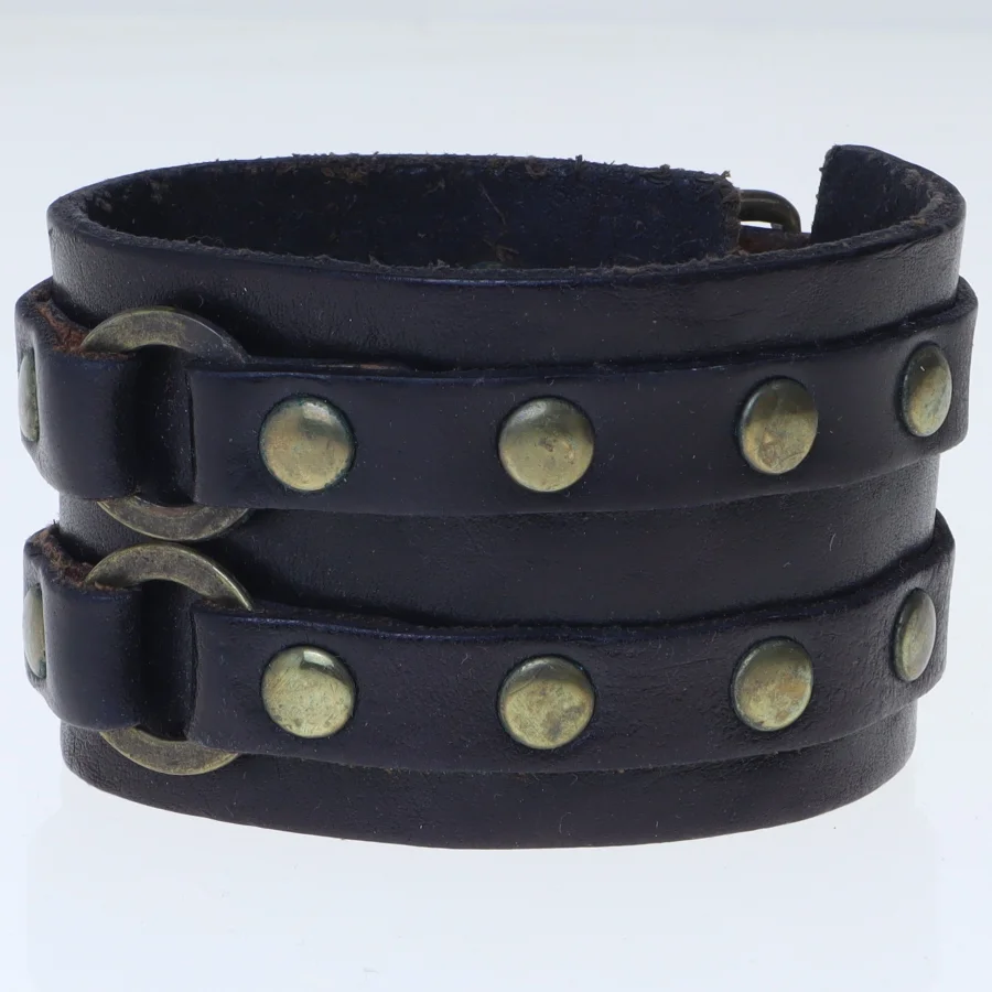 Læderarmbånd med nitter (str. 8 cm)