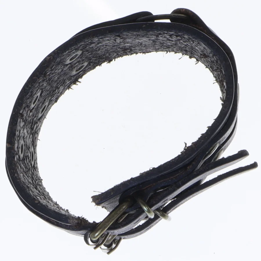 Læderarmbånd med nitter (str. 8 cm)