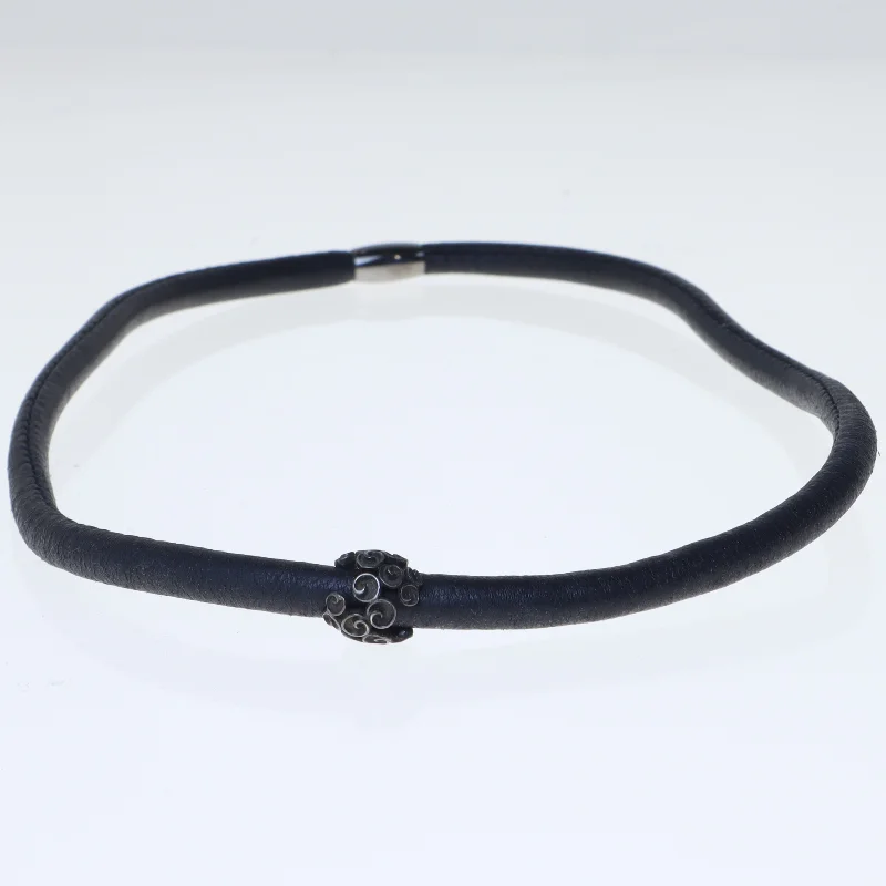 Sort halskæde med vedhæng (str. 50 cm)