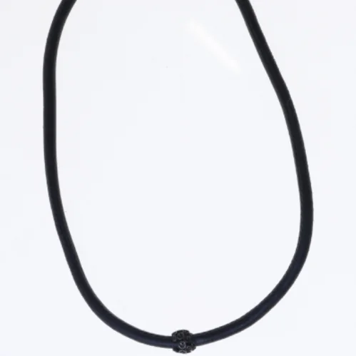 Sort halskæde med vedhæng (str. 50 cm)