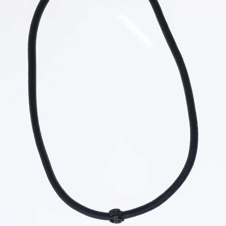 Sort halskæde med vedhæng (str. 50 cm)