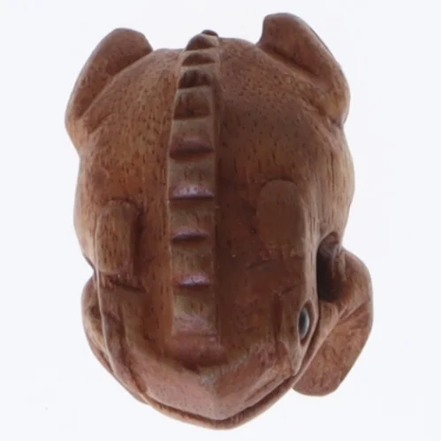 Håndskåret træfigur af frø (str. 5,5x4 cm)