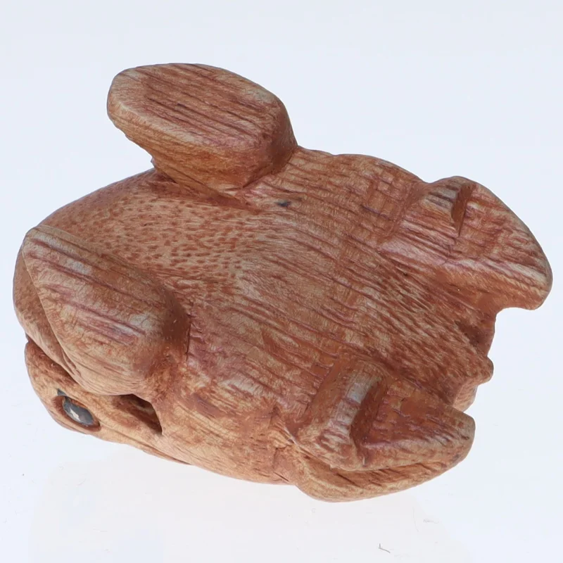 Håndskåret træfigur af frø (str. 5,5x4 cm)