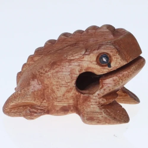 Håndskåret træfigur af frø (str. 5,5x4 cm)