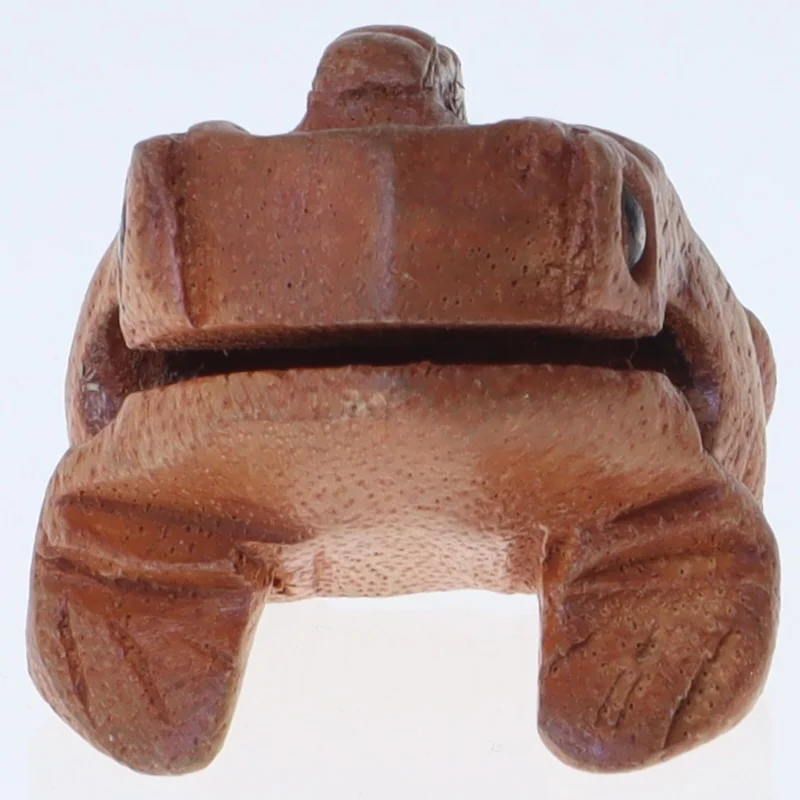 Håndskåret træfigur af frø (str. 5,5x4 cm)