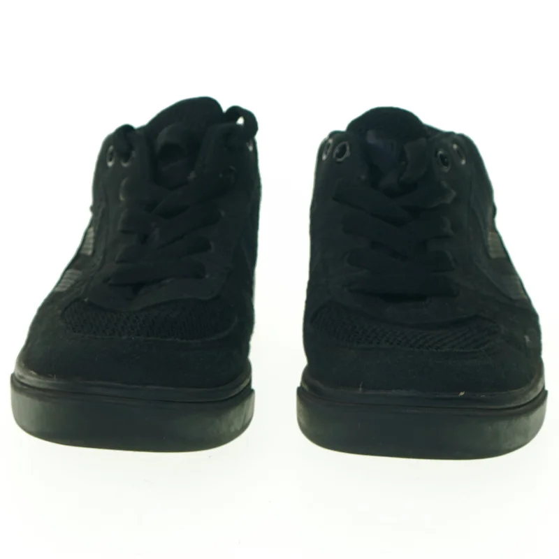 Sko fra Hummel (str. 29)