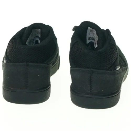 Sko fra Hummel (str. 29)