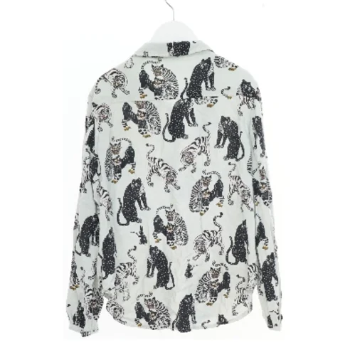 Skjorte med dyremønster fra Molo (str. 134)