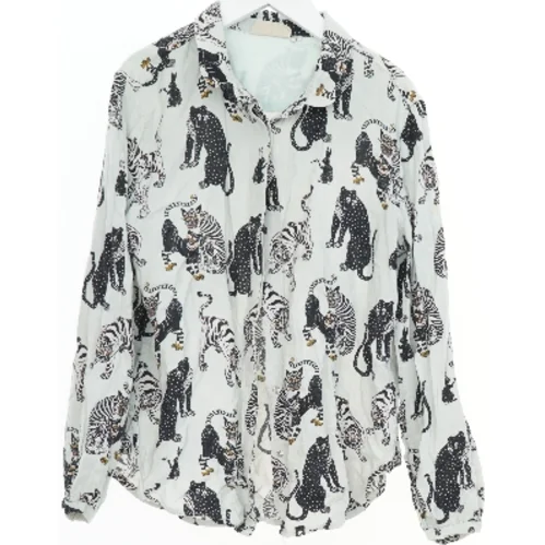 Skjorte med dyremønster fra Molo (str. 134)