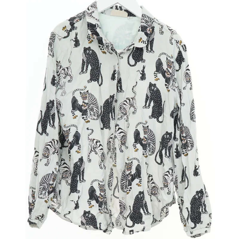 Skjorte med dyremønster fra Molo (str. 134)