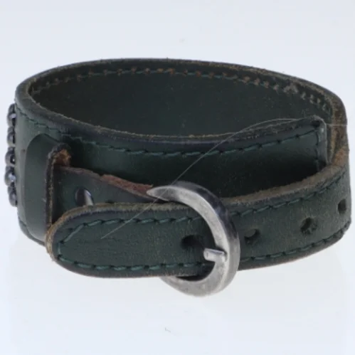 Læderarmbånd med nitter (str. Ø 9 cm)