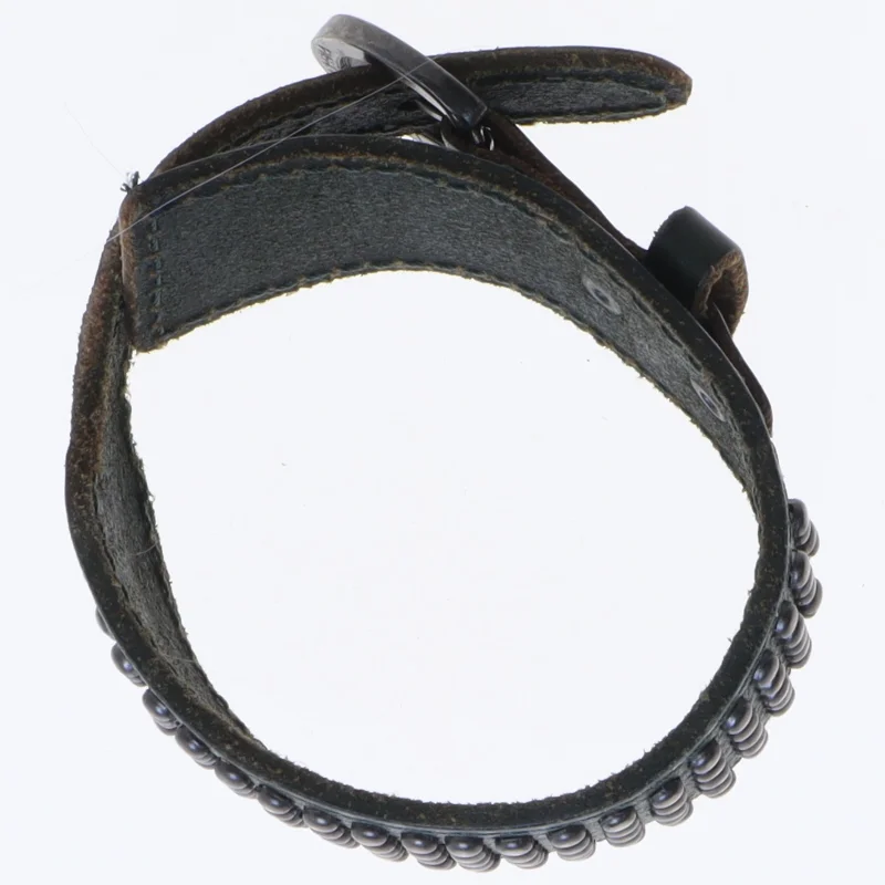 Læderarmbånd med nitter (str. Ø 9 cm)