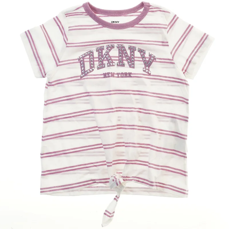 Helt ny. T-shirt med striber og logo fra DKNY (str. 152)