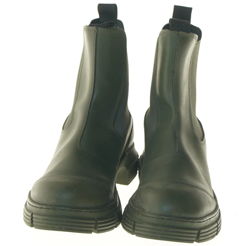 Ganni. Nypris 2600kr. Grønne støvler, størrelse 41 fra Ganni (str. 41 )