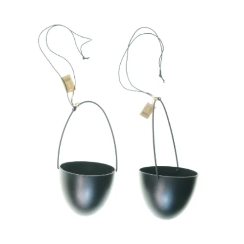 Potter hængende fra Søstrene Grene (str. 16 x 13 x 37 cm)