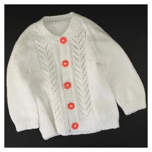 Hvid strikket børnetrøje (str. 30 x 26 cm ærme 16 cm)