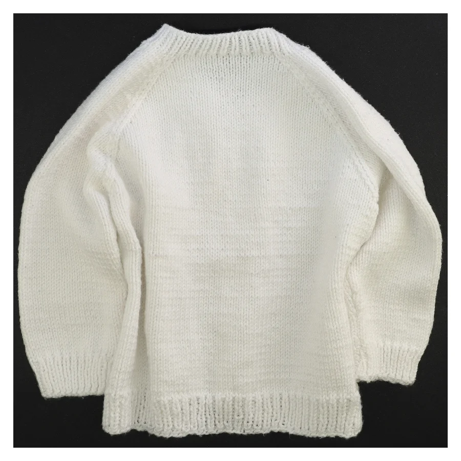 Hvid strikket børnetrøje (str. 30 x 26 cm ærme 16 cm)