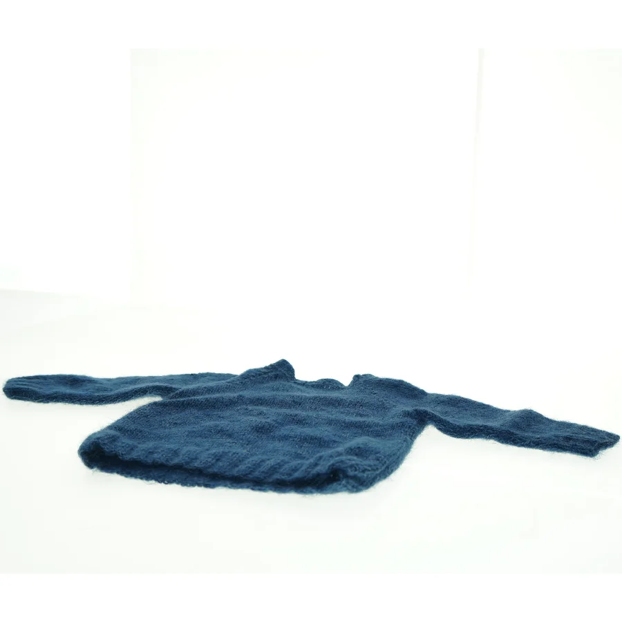 Blå Striktrøje (str. 31 x 26 cm ærme 18 cm)