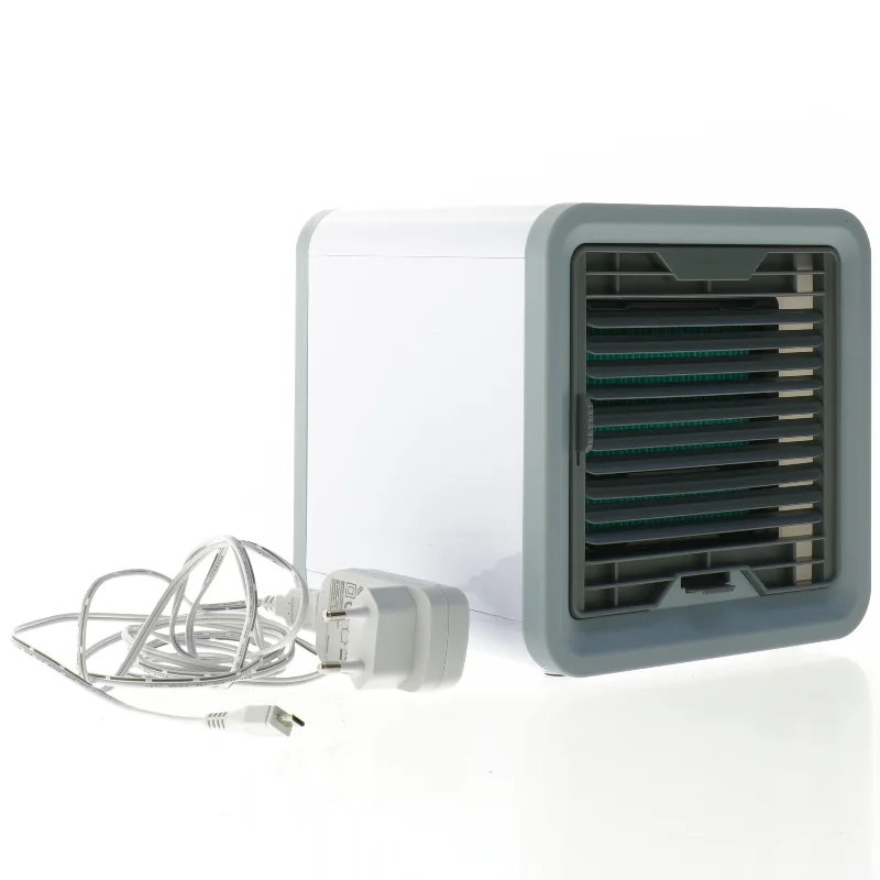 Bordventilator med USB-strømforsyning fra Livington (str. 16,5 x 16,5 x 16,5 cm)