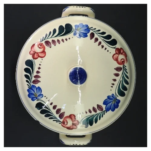 To keramikserveringer med låg fra U&C (str. ø 26 cm, og ø 22 cm cm)