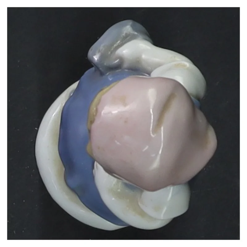 Porcelænsfigur af lille pige (str. 11 cm)