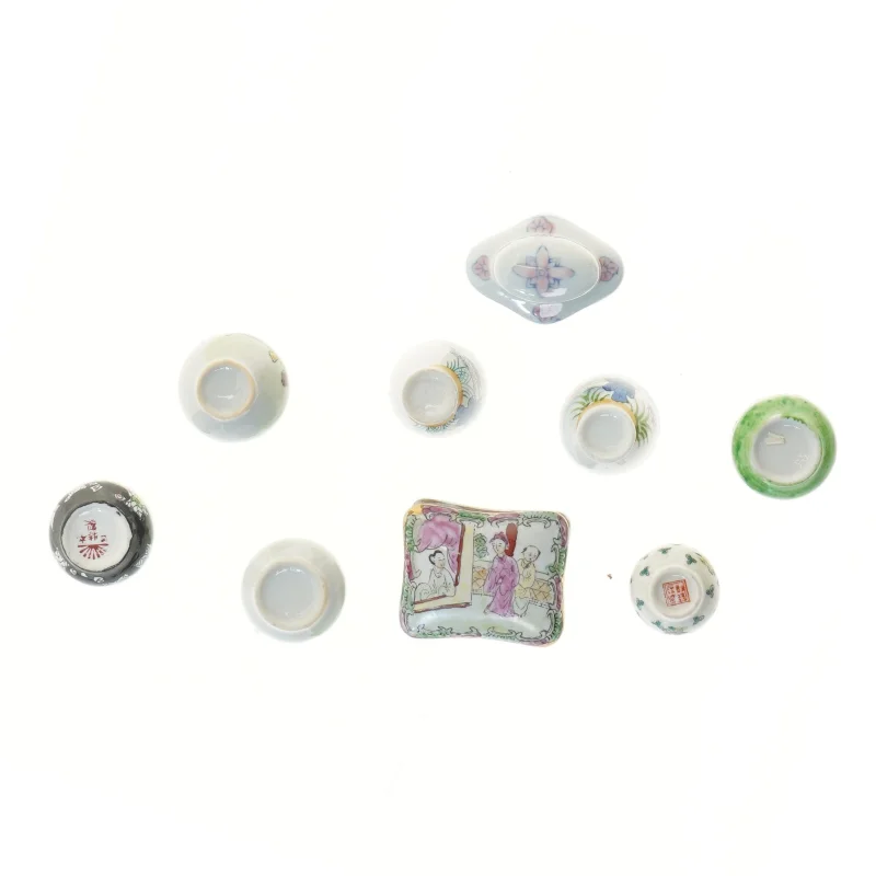 Små dekorative porcelænsvaser (str. 6,5 cm)