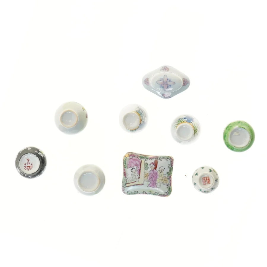 Små dekorative porcelænsvaser (str. 6,5 cm)