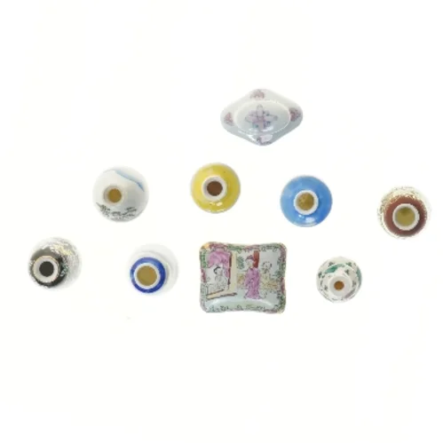 Små dekorative porcelænsvaser (str. 6,5 cm)