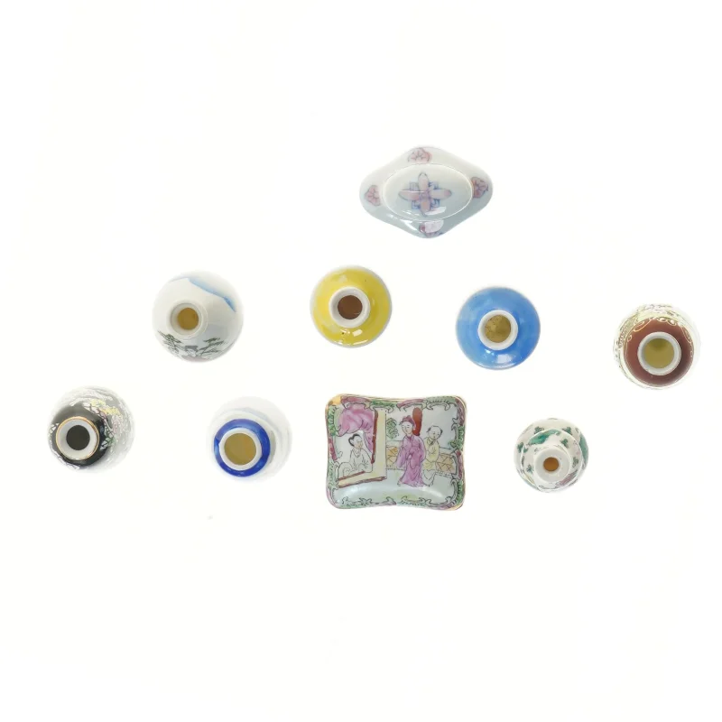 Små dekorative porcelænsvaser (str. 6,5 cm)