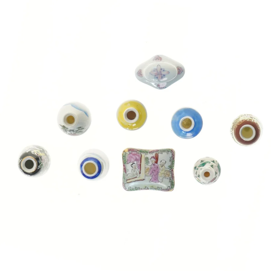 Små dekorative porcelænsvaser (str. 6,5 cm)