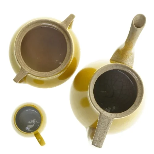 Gult kaffestel i keramik (str. 22, ø 12, 7 cm)