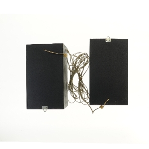 Sorte højtalere med kabler (str. 38x22x18 cm)