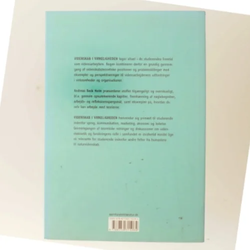 Videnskab i virkeligheden : en grundbog i videnskabsteori af Andreas Beck Holm (Bog)