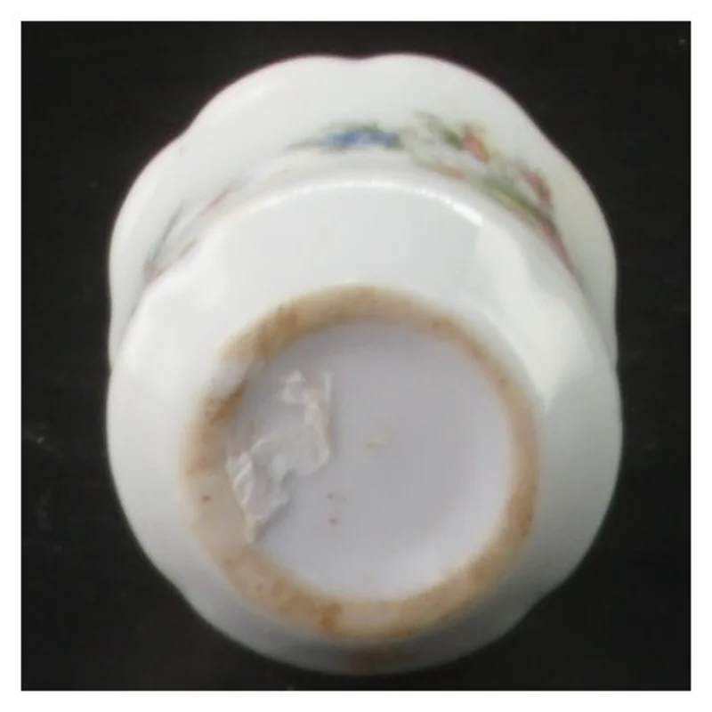 Peberbøsse i porcelæn med blomster (str. 6 cm)