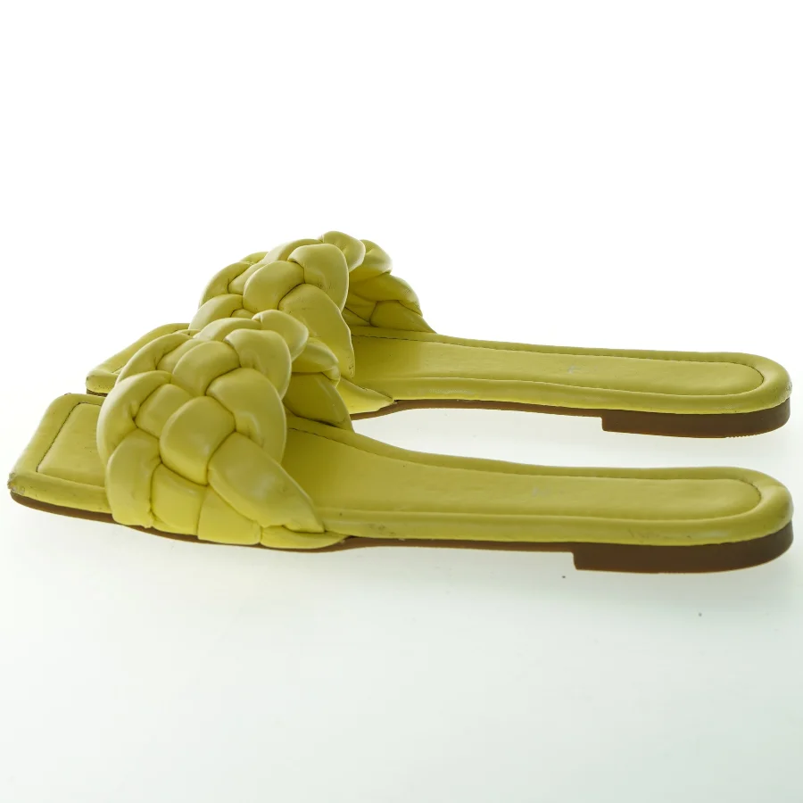 Gule flettede sandaler (str. 39 )