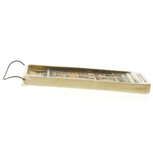 Dekorativ vægplade med Dickens hus (str. 14,5x8 cm)