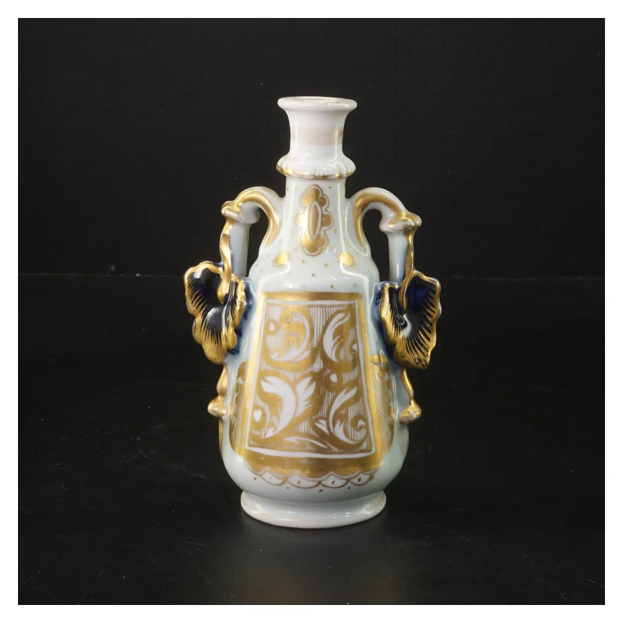 Porcelænsvase med udsmykning (str. 16 cm)