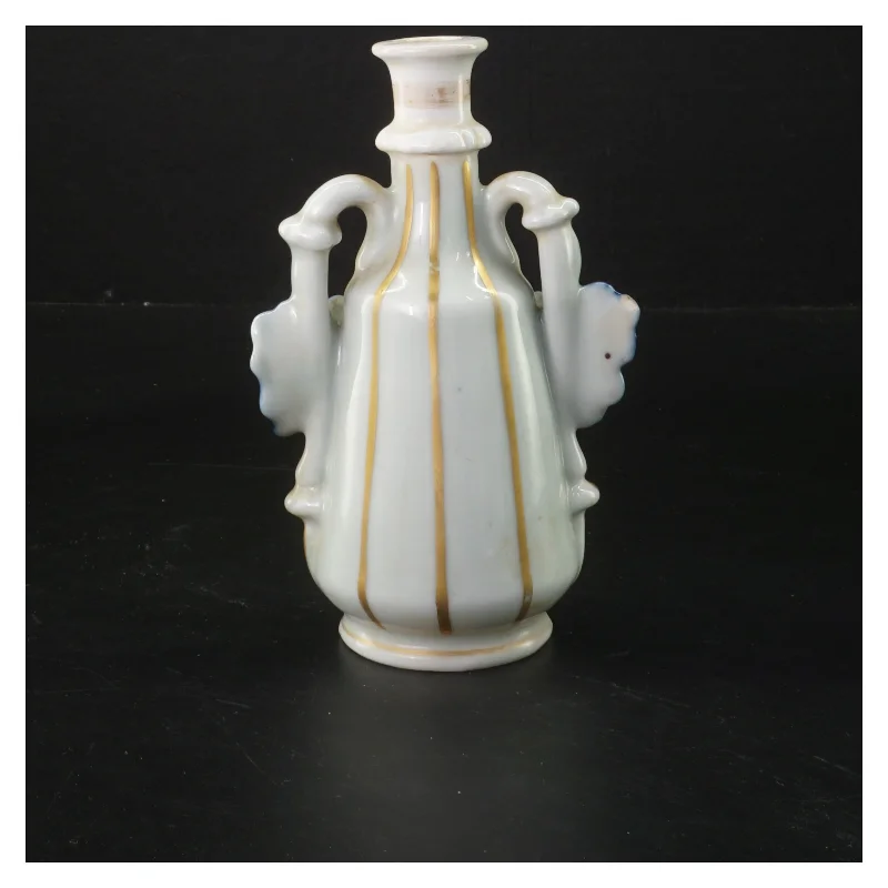 Porcelænsvase med udsmykning (str. 16 cm)