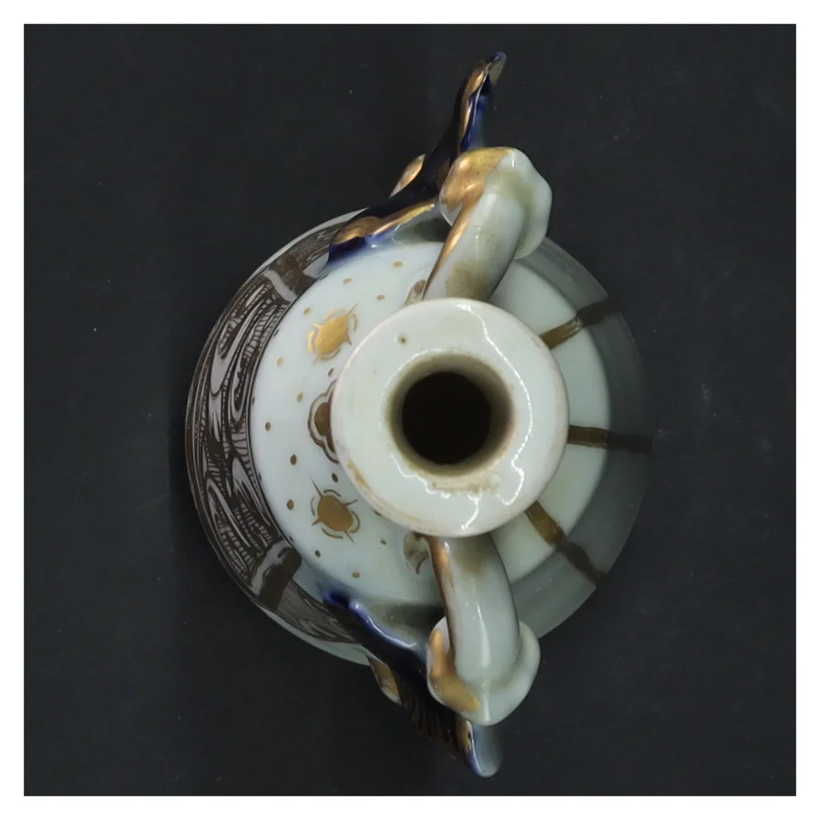 Porcelænsvase med udsmykning (str. 16 cm)