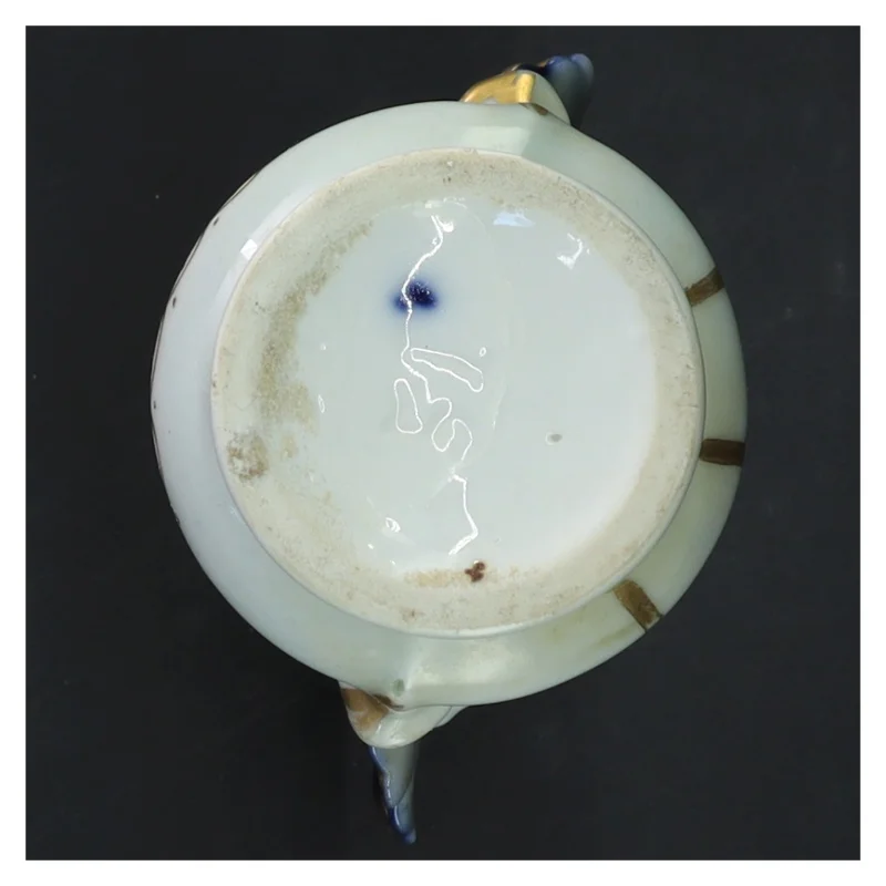 Porcelænsvase med udsmykning (str. 16 cm)