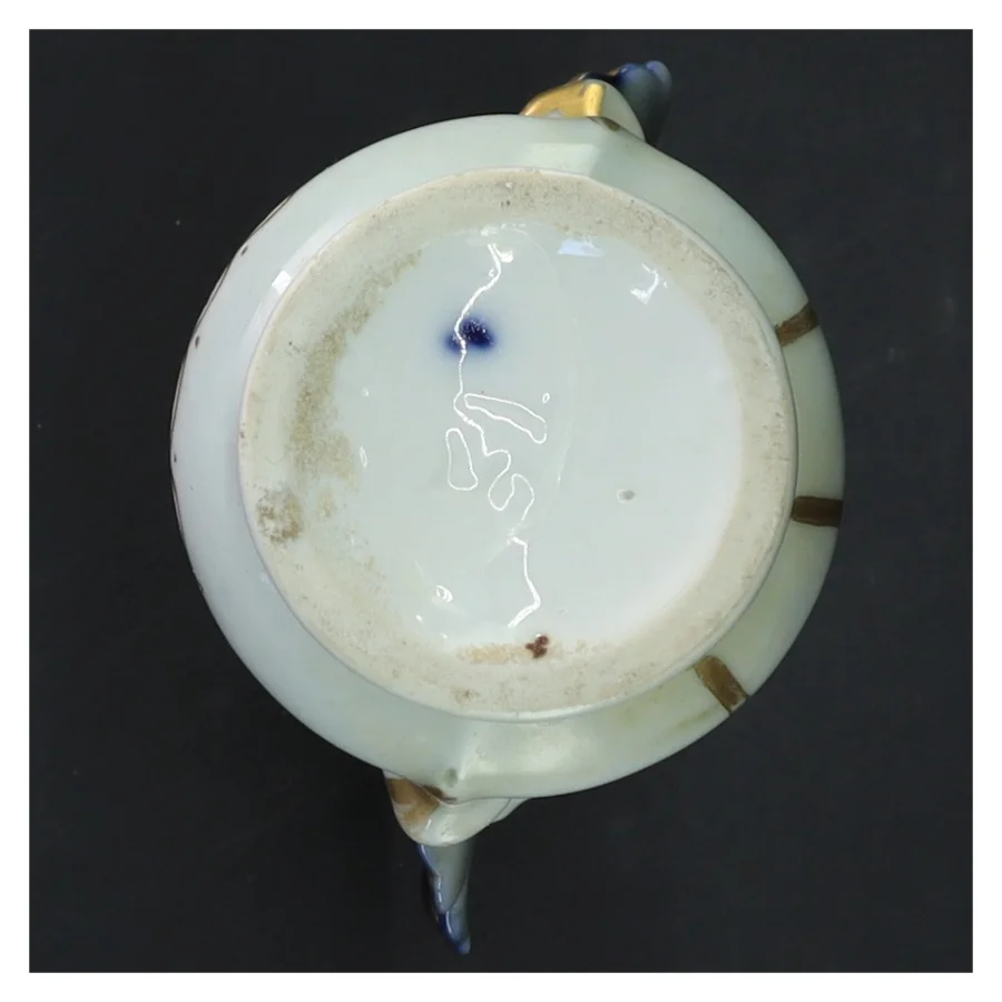 Porcelænsvase med udsmykning (str. 16 cm)