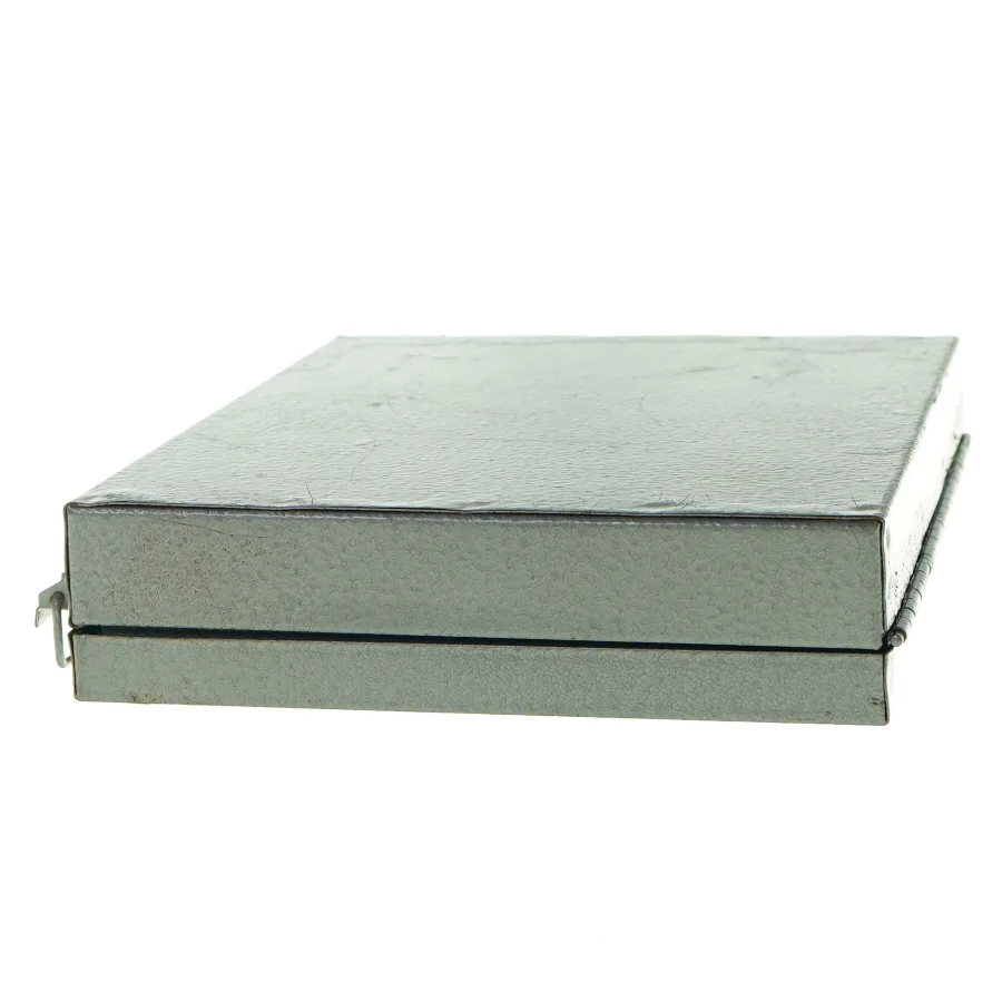 Lille grå metalkuffert (str. 23 x 17 x 4 cm)