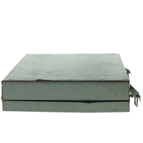 Lille grå metalkuffert (str. 23 x 17 x 4 cm)