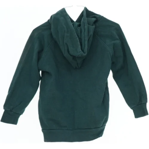 Mørkegrøn hættetrøje med knudemotiv fra Soft Gallery  (str. 110)